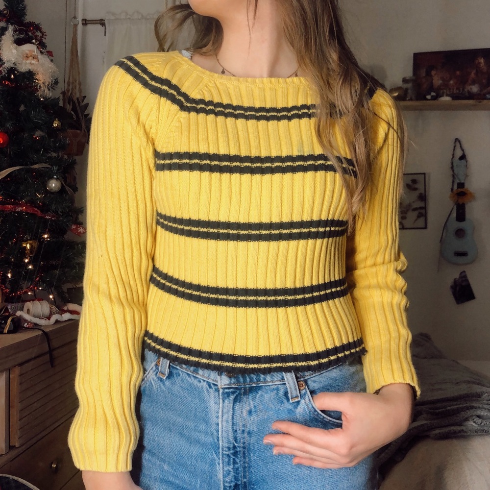 Tommy Hilfiger Cropped Sweater!!